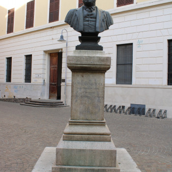 In primo piano la statua di Ettore Socci da cui prende il nome la piazza dove l'Archivio di Stato di Grosseto ha sede. Sullo sfondo l'ingresso all'Archivio.